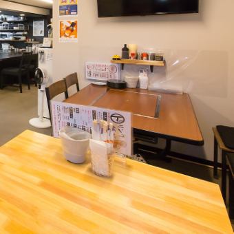 【テーブル席：4名掛け】ソフトドリンクやノンアルもご用意しておりますので、ご家族でのお食事も是非！ゆったり過ごせる雰囲気の中で、お好み焼きを楽しめます★