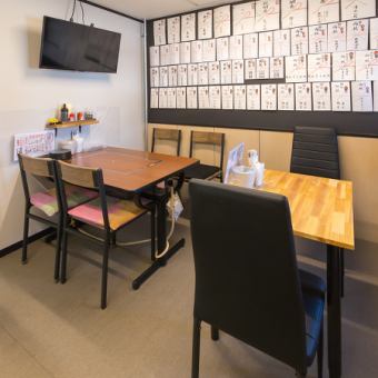 【テーブル席：2名掛け】仕事帰りのサク飲みも大歓迎です。気軽にお酒と料理を楽しみながら、ゆったりとしたひとときをお過ごしください♪