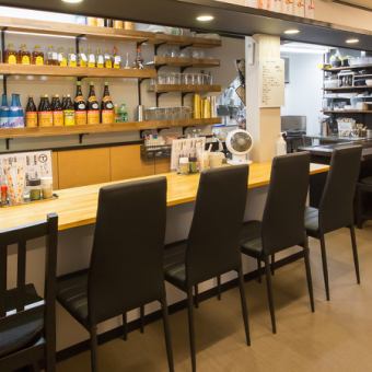 【カウンター席：7名様まで】おひとり様も歓迎！肩ひじ張らずにリラックスして過ごせる、カウンター席もご用意しております◎