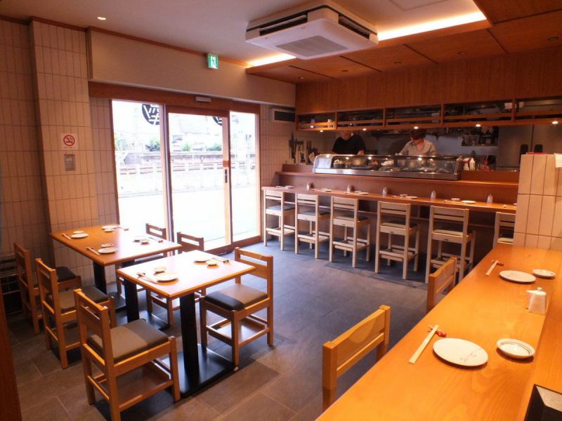 【There are table and counter seats】 Inside the shop with a clean and calm atmosphere, there is a counter seat and a table seat!