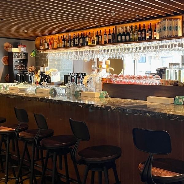 【有楽町駅から徒歩1分】モダンチャイニーズの魅力が詰まったこのお店は、カジュアルなカウンター席から、落ち着いたソファ席まで多彩な選択肢を提供しています。デートや友人との会食、さらにはビジネスの接待にも◎スタンディングテーブルで気軽に楽しむもよし、円卓での宴会を楽しむもよし、様々なシーンに対応。