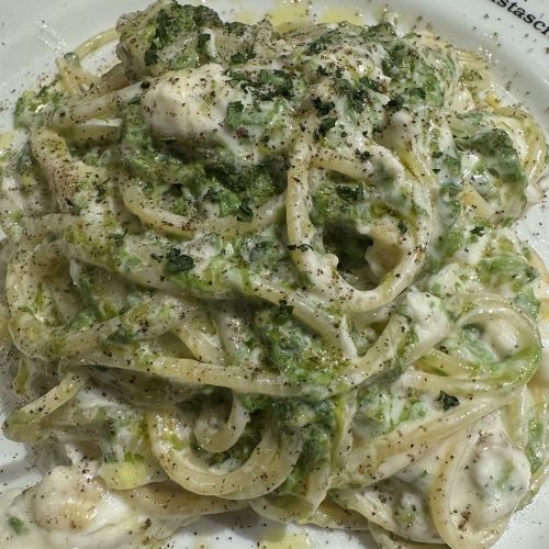 Cream pasta with flounder and fresh green seaweed