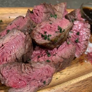 Carefully selected lean beef steak 200g