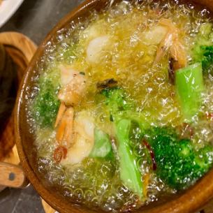 Ajillo with shrimp and seasonal vegetables