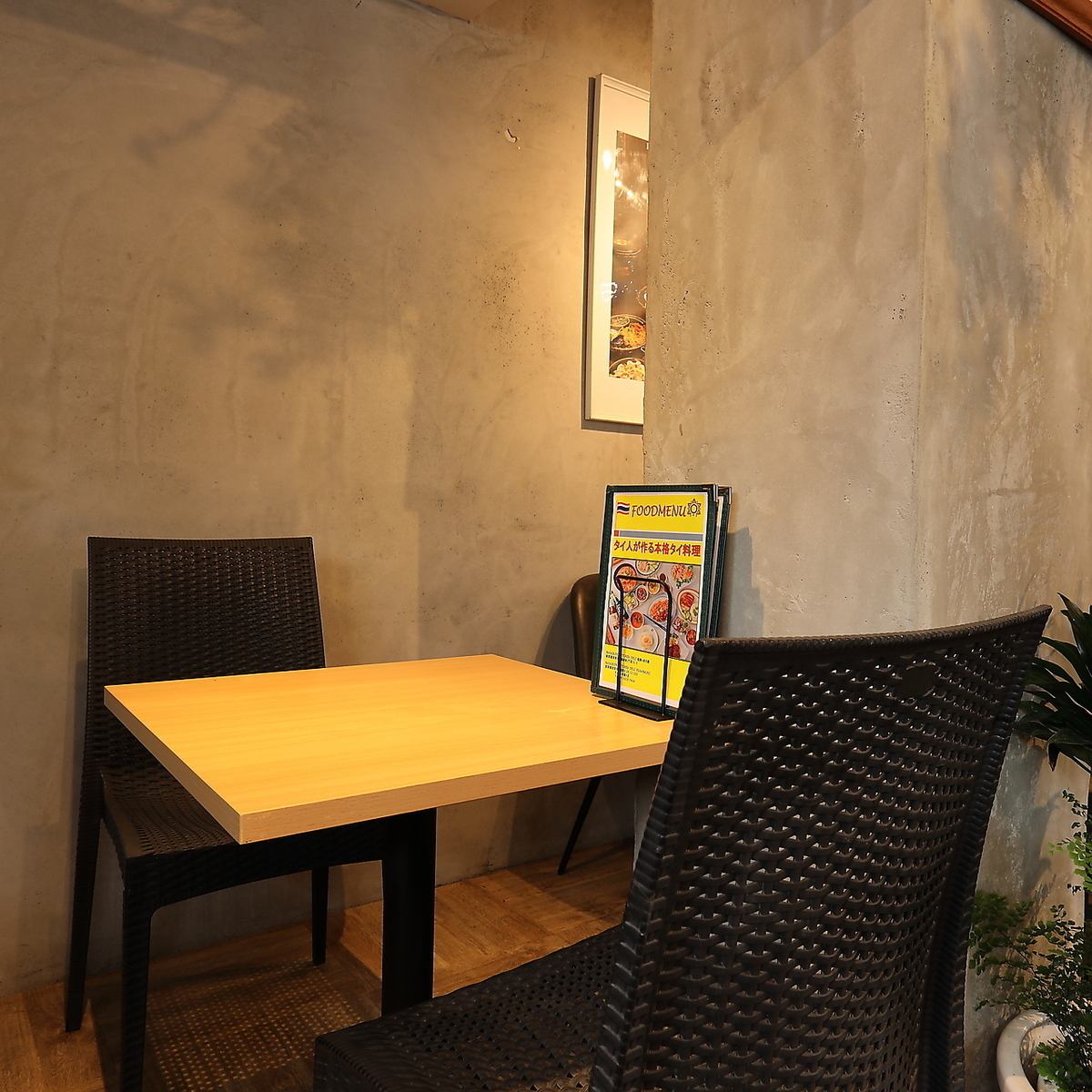 アジアンテイストのオシャレな店内はテーブル席とカウンター席☆