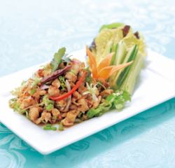 鶏挽き肉のスパイシーサラダ