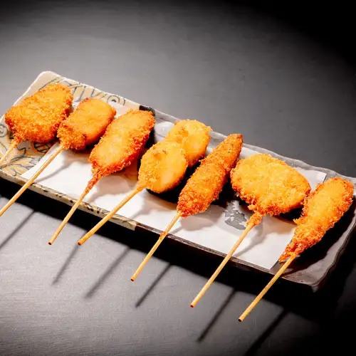 サクサク食感で仕上げるバラエティ豊かな串揚げ各種が◎