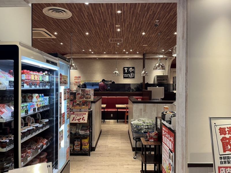 【女子会やママ会にも人気♪】可愛いネオンと清潔感あるテーブル席で韓国料理女子会、ママ会が人気です!ランチタイムにもお手頃価格のセットメニューを多数取り揃えています。〔#京都#韓国料理#食べ飲み放題#宴会#焼肉#チキン#サムギョプサル#チーズ#テイクアウト〕