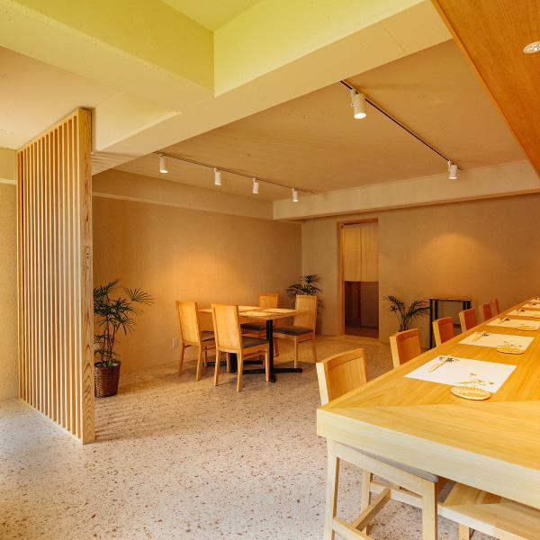 当店の内装は、落ち着いた雰囲気と温かみのあるデザインが特徴です。座席は広々としたスペースで配置され、照明は暖かく、穏やかな雰囲気を醸し出すように調整されているので、お客様がリラックスしてお食事を楽しんでいただけるようになっています。