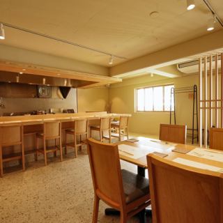 当店では4名テーブル席を1席ご用意しております。