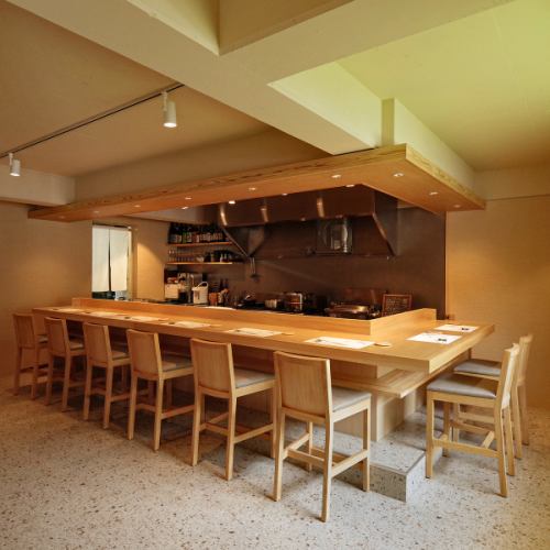 当店ではカウンター席を８席ご用意しております。