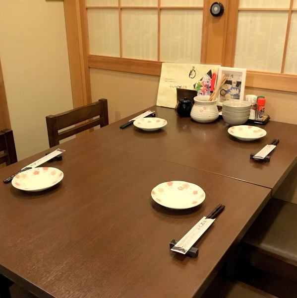 【テーブル席】4名様までの飲み会ならこちらのテーブル席で。三宮駅徒歩1分の好立地も嬉しい♪