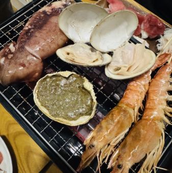 包含120分钟畅饮【滨烧套餐】：9道菜，包括五种刺身、滨烧套餐和鳗鱼天妇罗 - 6780日元