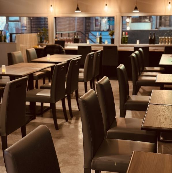 【結婚式の二次会なども♪】昼はカフェ、夜はバルとしてお楽しみいただけます。アクセスもよく、気軽にお立ち寄りいただけます。店内は43名様まで、貸切は20名様から。おひとり様のティータイムから団体様までシーンにあわせてご利用ください。落ち着いた雰囲気の店内でゆっくりお寛ぎいただけます。