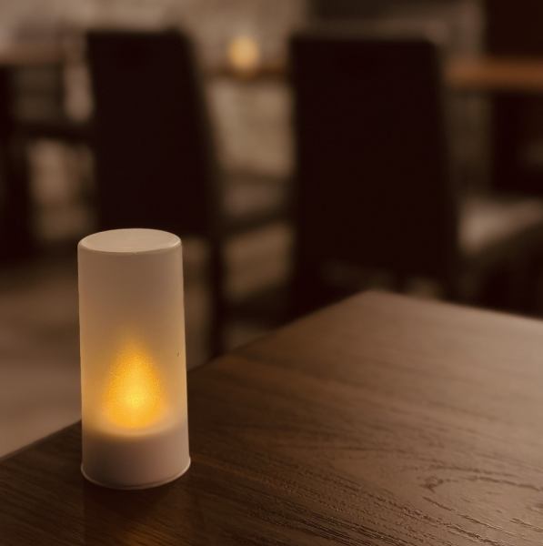 【女子会におすすめ♪】壁一面に広がるボタニカルなモチーフが個性的で上品な大人の空間を演出します。ゆったりと過ごせるテーブル席をご用意しておりますので、各種イベントごとにもピッタリです♪ 昼から営業しておりますのでご都合のいいお時間にご利用ください。