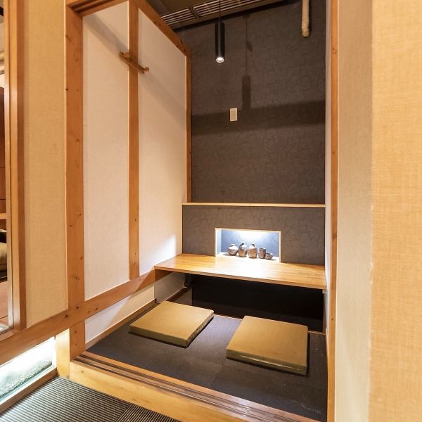 大人が集う癒しの空間。京町屋風の店内は雰囲気満点です。カウンターや2名様からご利用可能な少人数向け完全個室をご用意しております。落ち着ける和空間で当店自慢の地物食材をふんだんに使用した料理をお楽しみください。料理にぴったりの焼酎や日本酒も豊富にご用意しております！