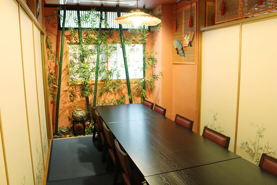 It is usually used as a private room with a tatami room table for up to 8 to 10 people.We also have a tatami room table that can accommodate up to 50 people when the fusuma is opened.You can also use it for banquets and luncheons in a high-quality space.For legal and auspicious occasions.