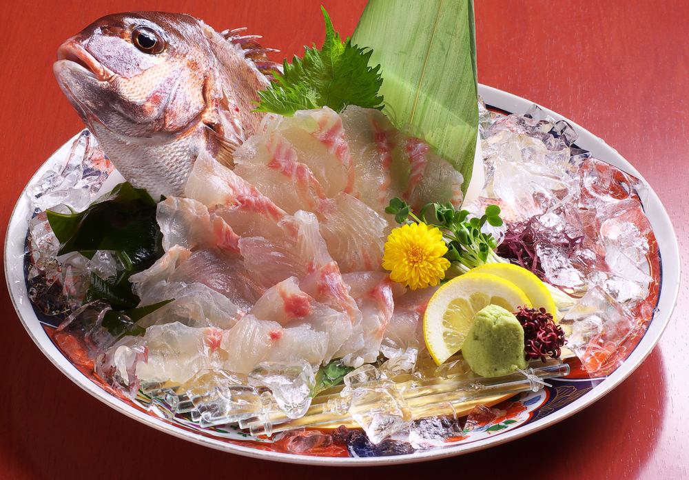 店内巨大いけすから揚げる新鮮な魚介の数々は絶品。