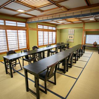 On the 2nd floor, we have 4 private tatami rooms that can accommodate up to 10 people.A banquet for up to 70 people can be accommodated by removing the partition.Please feel free to contact us when considering.