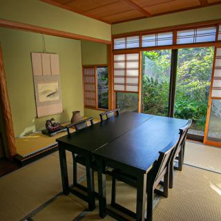 On the 1st floor, we have 4 private tatami rooms that can accommodate up to 6 people.Please leave it to us for lunch and various banquets.