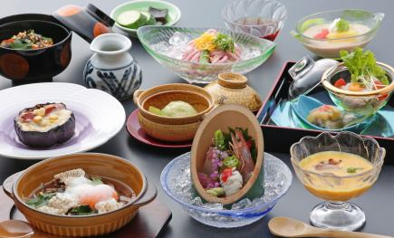 Seasonal special kaiseki course with 10 dishes, 8,470 yen (tax included)