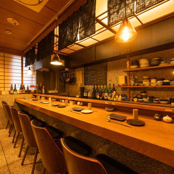 [Warm Japanese space] The interior of the Japanese-style restaurant has a mature atmosphere with a sense of elegance and dignity typical of Gion, Kyoto.We have 7 seats at the counter where you can enjoy the live feeling of frying skewers, and 1 seat at the sunken kotatsu for 4 people where you can relax and have a relaxing time.