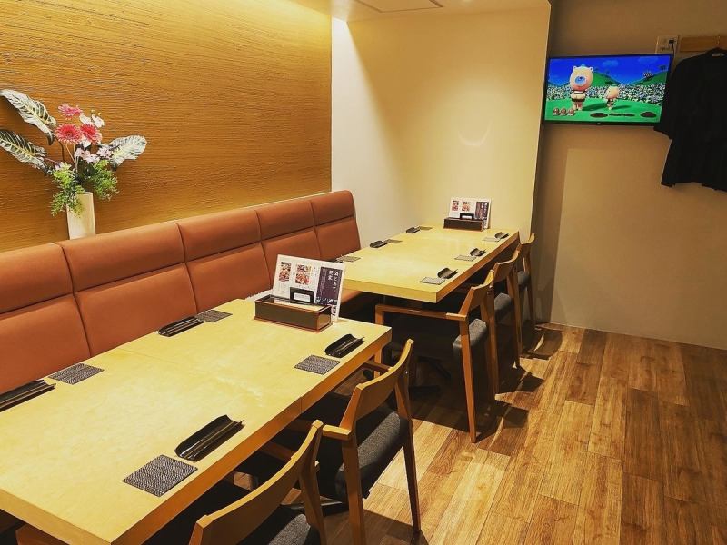 [The interior is modern and sophisticated.] The interior, which consists of nine counter seats and three tables, is bright and stylish. It has an atmosphere that even one person can enjoy, so please drop in for a drink after work.