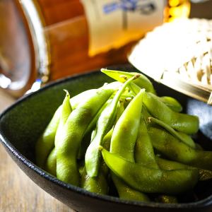 Salt-boiled green soybeans