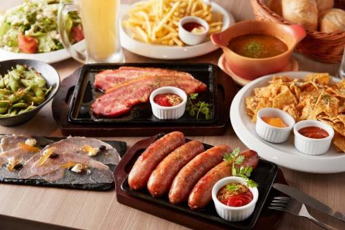 原価で楽しめちゃう⁉️駅チカ、安い、旨いの三台要素が揃う👀
「ジョニーの原価酒場」　@johnnys1220

＼原価だから破格の安さ、そして旨いんです／
入店料1,850円（税込み）をお支払いいただければ、メニューはすべて"原価価格"でご提供します🤗

三田・田町店はいつでも気軽に立ち寄りやすい駅チカ🚃
【‼️当店の楽しみ方‼️】
原価酒場スタイルで来店されたら、まずは入店料1,850円をお支払いいただきます。
もしくは
入店料をお支払いいただかなくても入店いただけるシステムもご用意しております。
”通常単品価格”にて、原価酒場ならではの驚愕の価格で提供いたします。

・・・・以上。
これだけで楽しめます！！！ビアガーデンでも騒いでください笑

原価だけど料理に妥協はなし🥘
肉・魚！皆さんの食べたいフードメニューも当店で見つかります👍

そして、、、
ドリンクも激安❗️❗️❗️
超炭酸　ハイボールは66円🍻
ビールは自動販売サーバーを完備し、なんと❗️200円(ガチャガチャより安い❗️)でご提供。
お酒もただただ安いだけでなく、味と質を考えての幅広い品揃え。酔いすぎ注意です⚠️

開放感たっぷりの都会の夜景を楽しめるテラス席は1年中BBQが楽しめます🌃🍖
※春・夏・秋はビアガーデン🍺
ガーデンテラスで夜景を見ながら華やかなパーティーを楽しみませんか✨️

ご来店心よりお待ちしております🙇‍♂️🙇‍♀️
#田町ご飯
#三田居酒屋
#田町ごはん
#田町グルメ
#田町
#品川ディナー
#浜松町グルメ
#ジョニーの酒場
#泉岳寺居酒屋
#三田ぐるめ
#三田