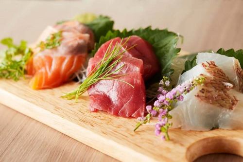 原価で楽しめちゃう⁉️駅チカ、安い、旨いの三台要素が揃う👀
「ジョニーの原価酒場」　@johnnys1220

＼原価だから破格の安さ、そして旨いんです／
入店料1,850円（税込み）をお支払いいただければ、メニューはすべて"原価価格"でご提供します🤗

三田・田町店はいつでも気軽に立ち寄りやすい駅チカ🚃
【‼️当店の楽しみ方‼️】
原価酒場スタイルで来店されたら、まずは入店料1,850円をお支払いいただきます。
もしくは
入店料をお支払いいただかなくても入店いただけるシステムもご用意しております。
”通常単品価格”にて、原価酒場ならではの驚愕の価格で提供いたします。

・・・・以上。
これだけで楽しめます！！！ビアガーデンでも騒いでください笑

原価だけど料理に妥協はなし🥘
肉・魚！皆さんの食べたいフードメニューも当店で見つかります👍

そして、、、
ドリンクも激安❗️❗️❗️
超炭酸　ハイボールは66円🍻
ビールは自動販売サーバーを完備し、なんと❗️200円(ガチャガチャより安い❗️)でご提供。
お酒もただただ安いだけでなく、味と質を考えての幅広い品揃え。酔いすぎ注意です⚠️

開放感たっぷりの都会の夜景を楽しめるテラス席は1年中BBQが楽しめます🌃🍖
※春・夏・秋はビアガーデン🍺
ガーデンテラスで夜景を見ながら華やかなパーティーを楽しみませんか✨️

ご来店心よりお待ちしております🙇‍♂️🙇‍♀️
#三田駅
#泉岳寺居酒屋
#田町居酒屋
#白金高輪駅
#ジョニーの酒場
#田町ご飯
#田町ごはん
#田町駅
#浜松町ごはん
#白金高輪グルメ