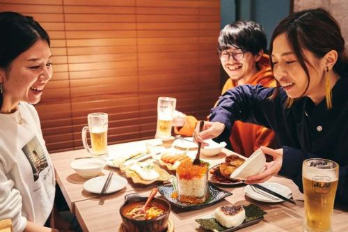 原価で楽しめちゃう⁉️駅チカ、安い、旨いの三台要素が揃う👀
「ジョニーの原価酒場」　@johnnys1220

＼原価だから破格の安さ、そして旨いんです／
入店料1,850円（税込み）をお支払いいただければ、メニューはすべて"原価価格"でご提供します🤗

三田・田町店はいつでも気軽に立ち寄りやすい駅チカ🚃
【‼️当店の楽しみ方‼️】
原価酒場スタイルで来店されたら、まずは入店料1,850円をお支払いいただきます。
もしくは
入店料をお支払いいただかなくても入店いただけるシステムもご用意しております。
”通常単品価格”にて、原価酒場ならではの驚愕の価格で提供いたします。

・・・・以上。
これだけで楽しめます！！！ビアガーデンでも騒いでください笑

原価だけど料理に妥協はなし🥘
肉・魚！皆さんの食べたいフードメニューも当店で見つかります👍

そして、、、
ドリンクも激安❗️❗️❗️
超炭酸　ハイボールは66円🍻
ビールは自動販売サーバーを完備し、なんと❗️200円(ガチャガチャより安い❗️)でご提供。
お酒もただただ安いだけでなく、味と質を考えての幅広い品揃え。酔いすぎ注意です⚠️

開放感たっぷりの都会の夜景を楽しめるテラス席は1年中BBQが楽しめます🌃🍖
※春・夏・秋はビアガーデン🍺
ガーデンテラスで夜景を見ながら華やかなパーティーを楽しみませんか✨️

ご来店心よりお待ちしております🙇‍♂️🙇‍♀️
#田町ぐるめ
#田町グルメ
#浜松町居酒屋
#白金高輪ディナー
#ジョニーの酒場