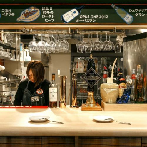 原価で楽しめちゃう⁉️駅チカ、安い、旨いの三台要素が揃う👀
「ジョニーの原価酒場」　@johnnys1220

＼原価だから破格の安さ、そして旨いんです／
入店料1,850円（税込み）をお支払いいただければ、メニューはすべて"原価価格"でご提供します🤗

三田・田町店はいつでも気軽に立ち寄りやすい駅チカ🚃
【‼️当店の楽しみ方‼️】
原価酒場スタイルで来店されたら、まずは入店料1,850円をお支払いいただきます。
もしくは
入店料をお支払いいただかなくても入店いただけるシステムもご用意しております。
”通常単品価格”にて、原価酒場ならではの驚愕の価格で提供いたします。

・・・・以上。
これだけで楽しめます！！！ビアガーデンでも騒いでください笑

原価だけど料理に妥協はなし🥘
肉・魚！皆さんの食べたいフードメニューも当店で見つかります👍

そして、、、
ドリンクも激安❗️❗️❗️
超炭酸　ハイボールは66円🍻
ビールは自動販売サーバーを完備し、なんと❗️200円(ガチャガチャより安い❗️)でご提供。
お酒もただただ安いだけでなく、味と質を考えての幅広い品揃え。酔いすぎ注意です⚠️

開放感たっぷりの都会の夜景を楽しめるテラス席は1年中BBQが楽しめます🌃🍖
※春・夏・秋はビアガーデン🍺
ガーデンテラスで夜景を見ながら華やかなパーティーを楽しみませんか✨️

ご来店心よりお待ちしております🙇‍♂️🙇‍♀️
#三田ぐるめ
#田町のグルメ
#田町ぐるめ
#品川グルメ
#泉岳寺居酒屋
#三田
#白金高輪駅
#浜松町居酒屋
#田町グルメ
#田町ディナー