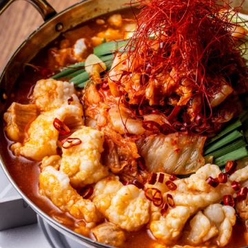 今年の鍋は5種類から選べる和牛もつ鍋&熱燗宴会コースで決まり🍶開放的な屋上テラスには屋外用ジェットストーブ&ビニールカーテン新設♪