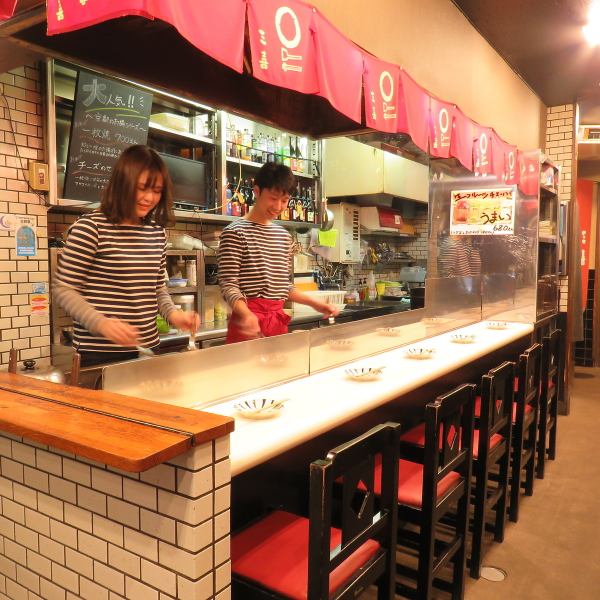 Immediately after entering, counter seats where you can see hot teppanyaki and okonomiyaki in front of you ♪ Recommended seats! The dishes you have while talking to the owner feel even more delicious!