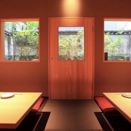 It is a dug-up seat facing the courtyard.It is a form in which two tables are lined up so that 6 people can relax.Normally, 12 seats are available with a comfortable seating arrangement, and 16 seats can be used at a time if the space is reduced.