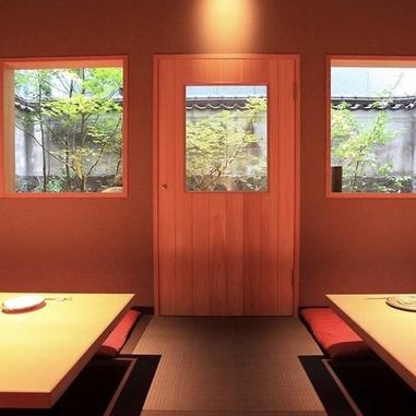 面向庭院的可容纳16人的日式榻榻米房间。它是一个有两张桌子的座位，可坐6人（8人有点挤），同时坐得很舒服。