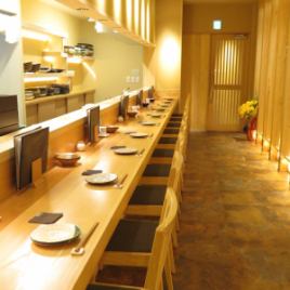 A counter made of a piece of wood.You can also see dishes and cooking scenery.