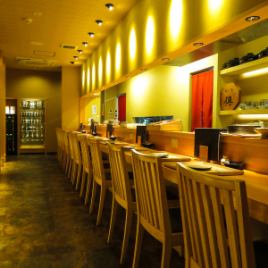 A counter made from a single piece of wood.You can also see the dishes and cooking scenes.