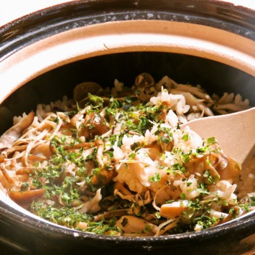 【用砂锅煮出的上等大米,米粒格外突出】