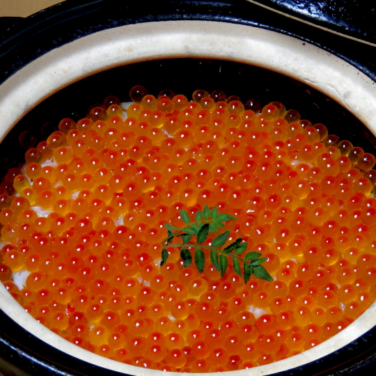 【季節の食材を使った土鍋炊き込みご飯】注文を受けてから炊き上げるご飯。季節に応じた炊き込みご飯を。