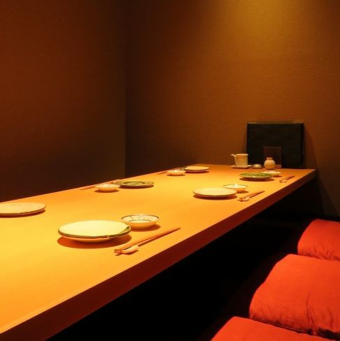 街中ながら、中庭を備えた上質な空間。極上の料理とお酒を提供。