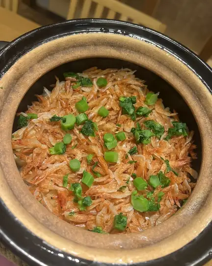 【季節の食材を使った土鍋炊き込みご飯】注文を受けてから炊き上げるご飯。季節に応じた炊き込みご飯を。