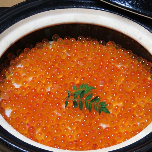 Rice cooked in a clay pot using seasonal ingredients