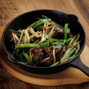 鶏レバーの鉄板レバニラ炒め