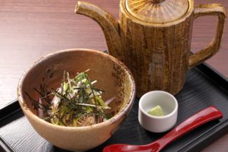 烤鮭魚紫蘇飯糰茶泡飯