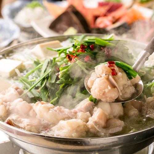 【自慢の鍋】旨味が溶け込む新鮮なもつ鍋や牛タンしゃぶが絶品!甘みと旨味が口いっぱいに広がります!