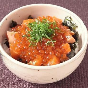 迷你亲子丼配鲑鱼籽和鲑鱼