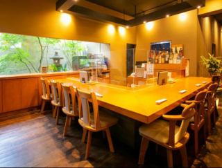 Overlooking the kitchen, the open kitchen, which boasts a lively atmosphere, is a popular seat.It can be used for various occasions such as dates, dinners, etc. from one person.