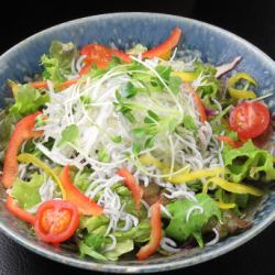 釜揚げしらすと桜えびのサラダ