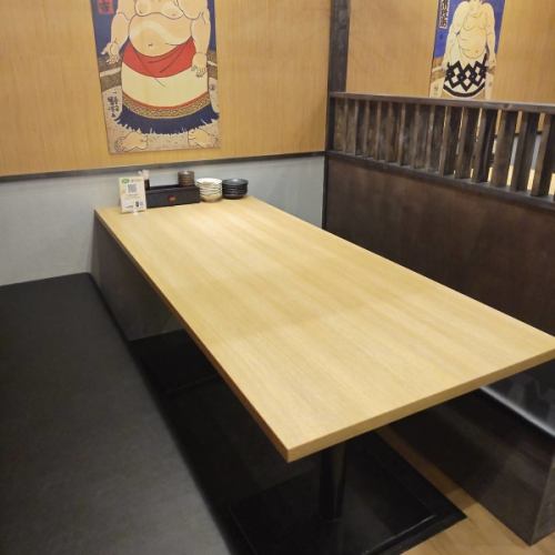 4名～6名様掛けのテーブル席は2卓ほどご用意しております。ご家族でのお食事にちょうど良い広さの空間。お食事をごゆっくりとお楽しみください♪